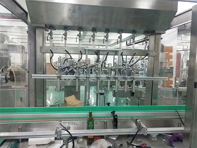 全自動液體灌裝機(jī)設(shè)備展示