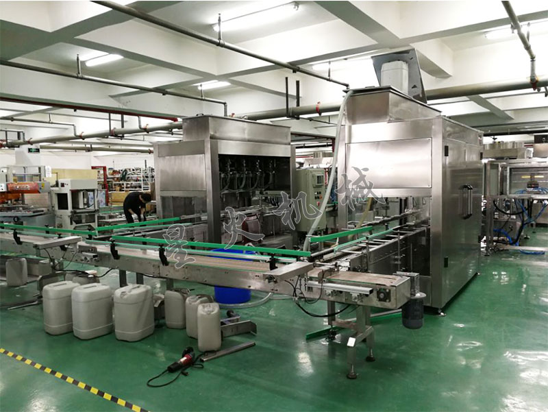25公斤液體自動(dòng)灌裝機(jī)生產(chǎn)線車間展示